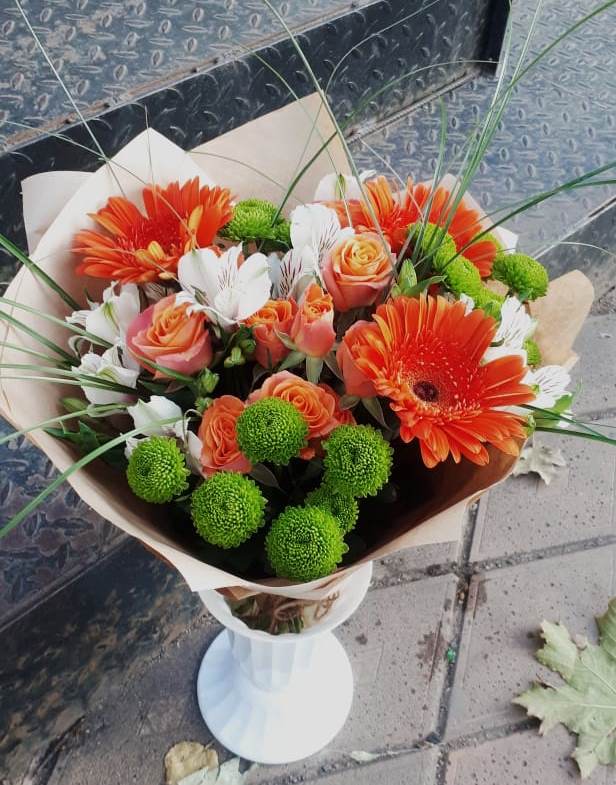 Букет огненно-рыжий в Алдане Букет цветов из: Герберы, Хризантемы, Альстромерии и Розы в Алдане