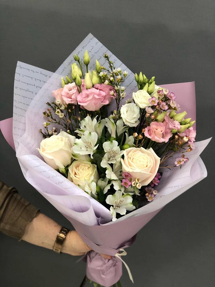 Букет цветов из: Альстромерии, Розы и Лизиантусы в Алдане