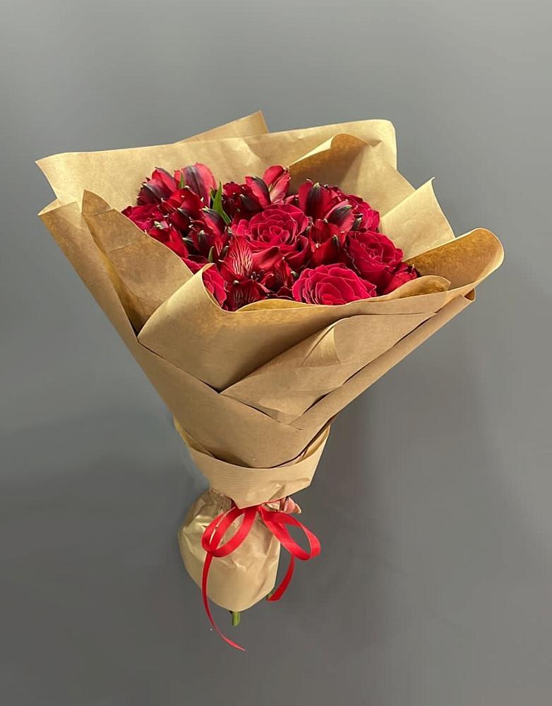 Букет цветов из: Альстромерии и Розы в Алдане