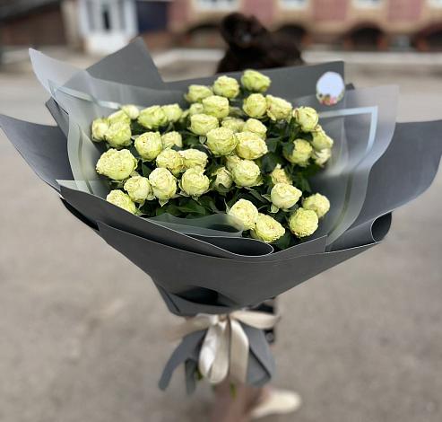Букет Белые кустовые розы Солинеро в Алдане