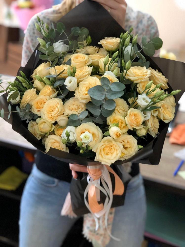 Букет цветов из: Розы и Лизиантусы в Алдане