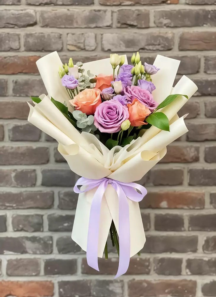 Букет цветочные ноты в Алдане Букет цветов из: Лизиантусы и Розы в Алдане