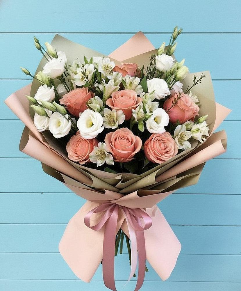 Букет цветов из: Розы, Альстромерии и Лизиантусы в Алдане