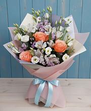 Букет цветов из:  Лизиантусы, Розы, Альстромерии и Гипсофила в Алдане