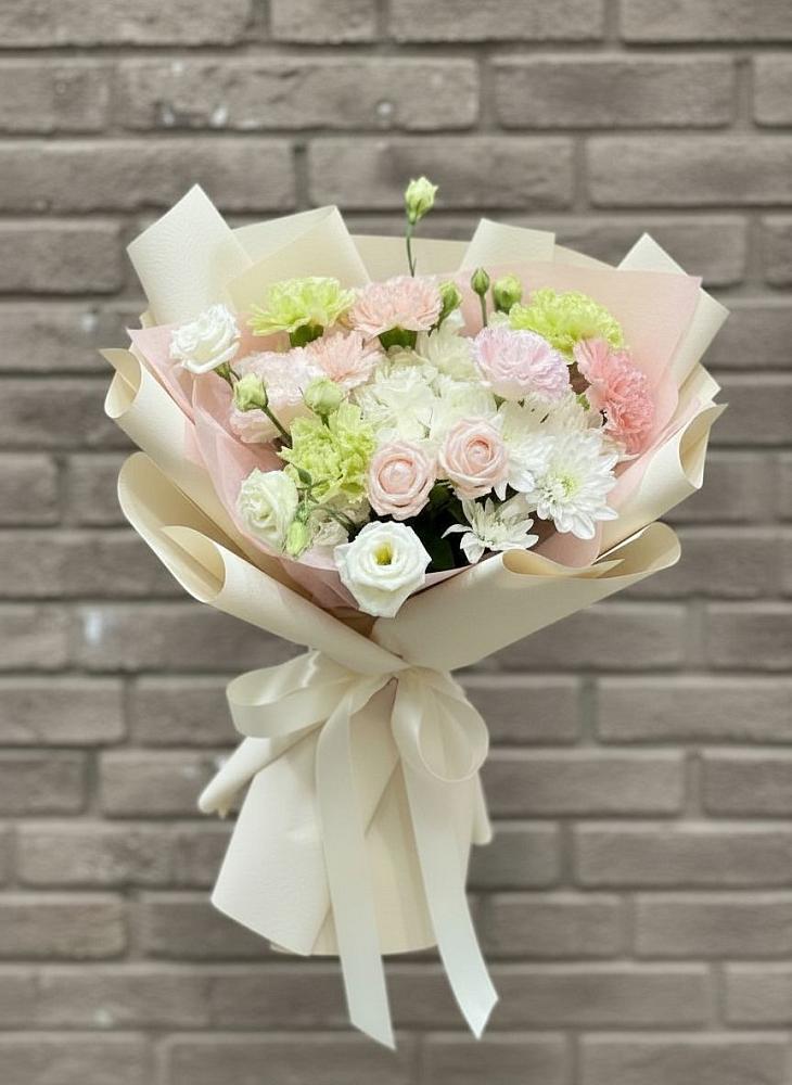 Букет цветов из: Гвоздики, Розы, Лизиантусы и Хризантемы в Алдане