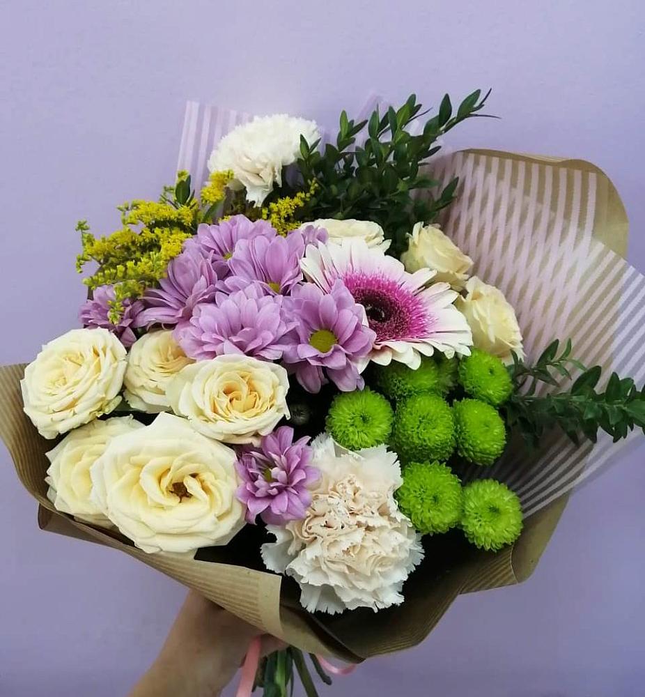 Букет магия в Алдане Букет цветов из: Хризантемы, Розы, Гвоздики и Герберы в Алдане