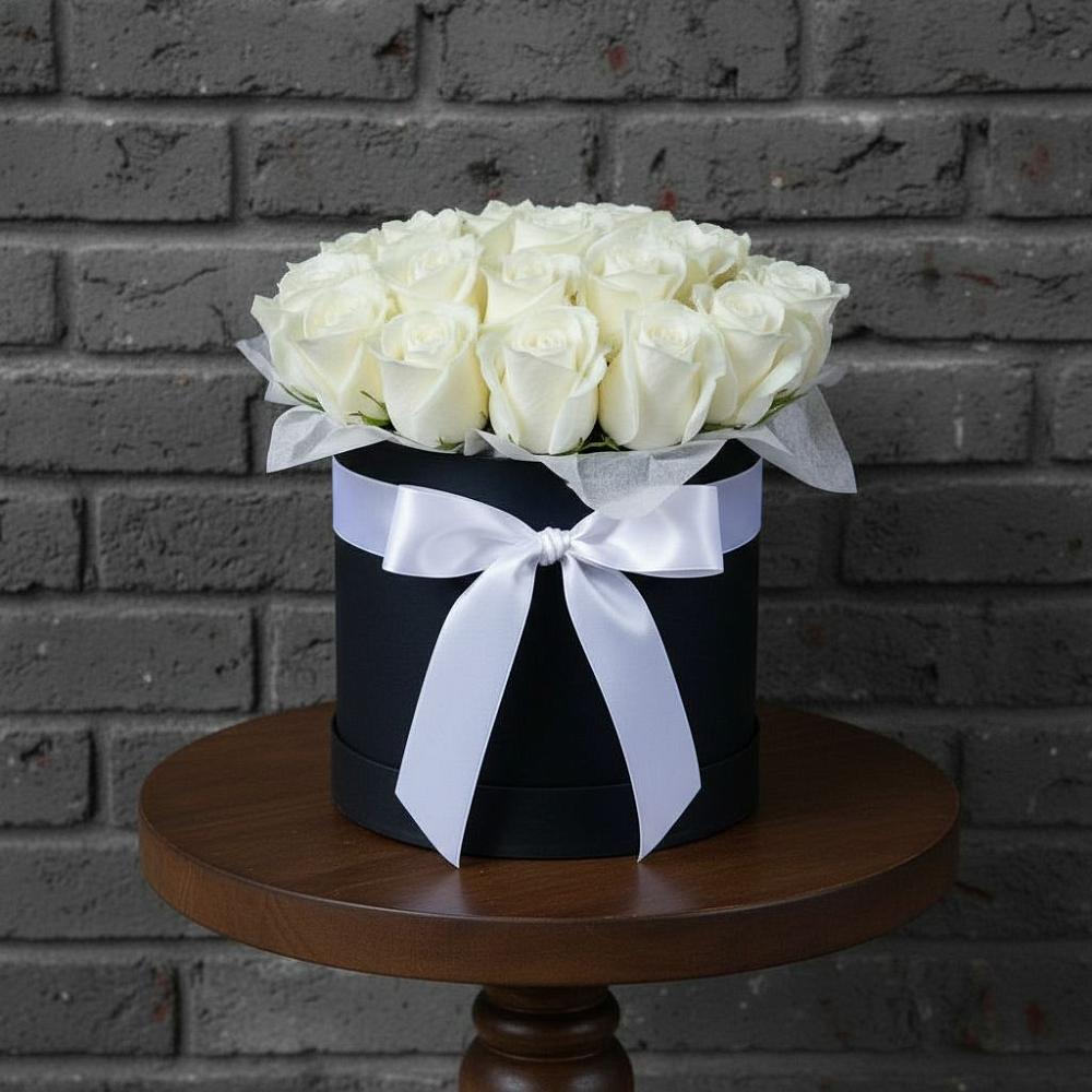 Цветочная композиция из Розы в шляпной коробке в Алдане