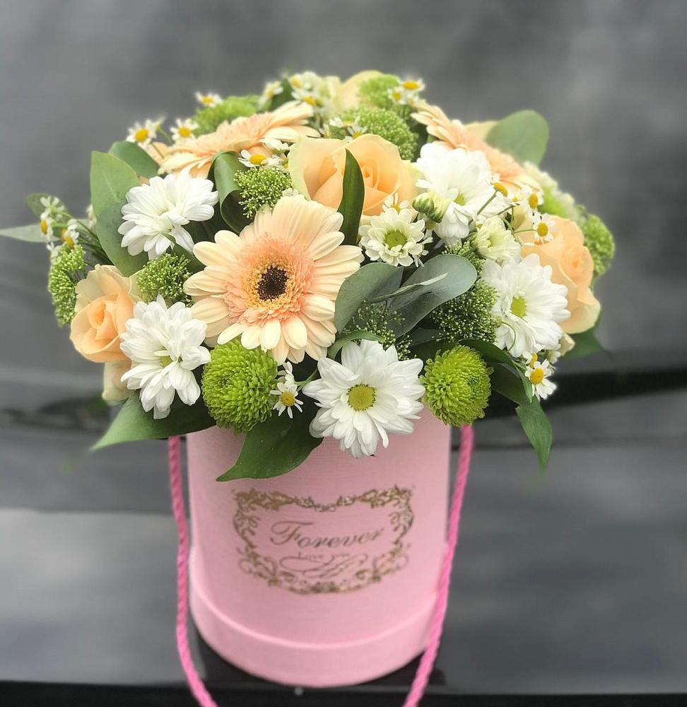 Цветочная композиция из Розы, Герберы и Хризантемы в шляпной коробке в Алдане